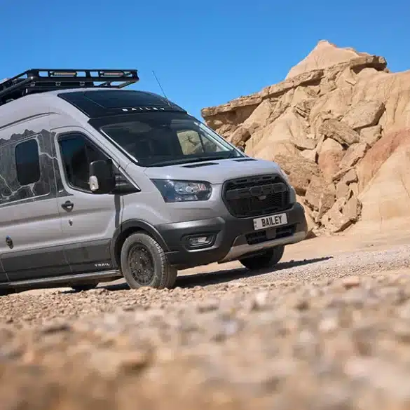 Bailey Endurance Campervan, geparkt vor Felsformationen in einer natürlichen Umgebung