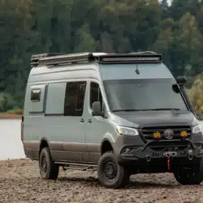 Mercedes Sprinter 170 EXT Allrad Benchmark Es-Cap-Aye Offroad-Campervan auf Schotterpiste am Flussufer