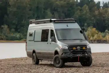 Mercedes Sprinter 170 EXT Allrad Benchmark Es-Cap-Aye Offroad-Campervan auf Schotterpiste am Flussufer