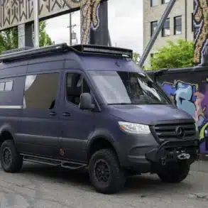 Benchmark Goose Nest Adventure-Van auf Mercedes Sprinter 170 4x4 vor Graffiti-Wand