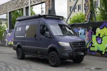 Benchmark Goose Nest Adventure-Van auf Mercedes Sprinter 170 4x4 vor Graffiti-Wand