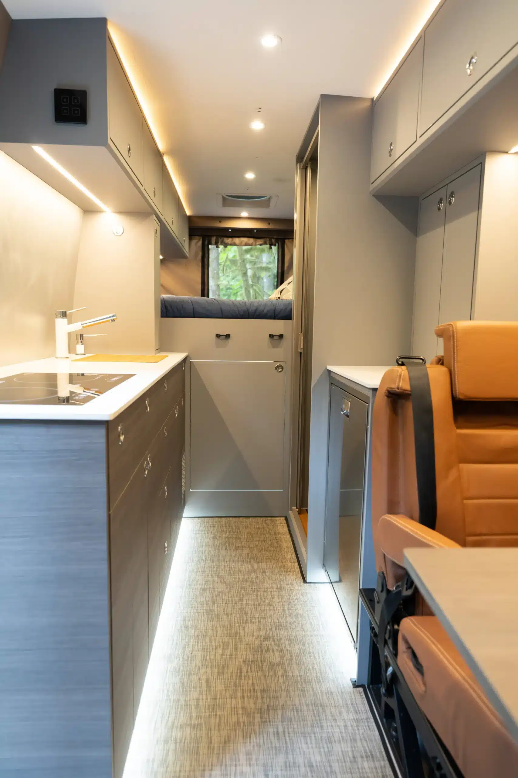 Innenansicht des Benchmark Mojave Sprinter 4x4 mit Küche, Sitzbereich und Bett