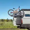Mercedes Sprinter 170 4x4 Expeditions-Van mit Fahrradträger und Outdoor-Staukasten am Heck, auf einer Wiese stehend