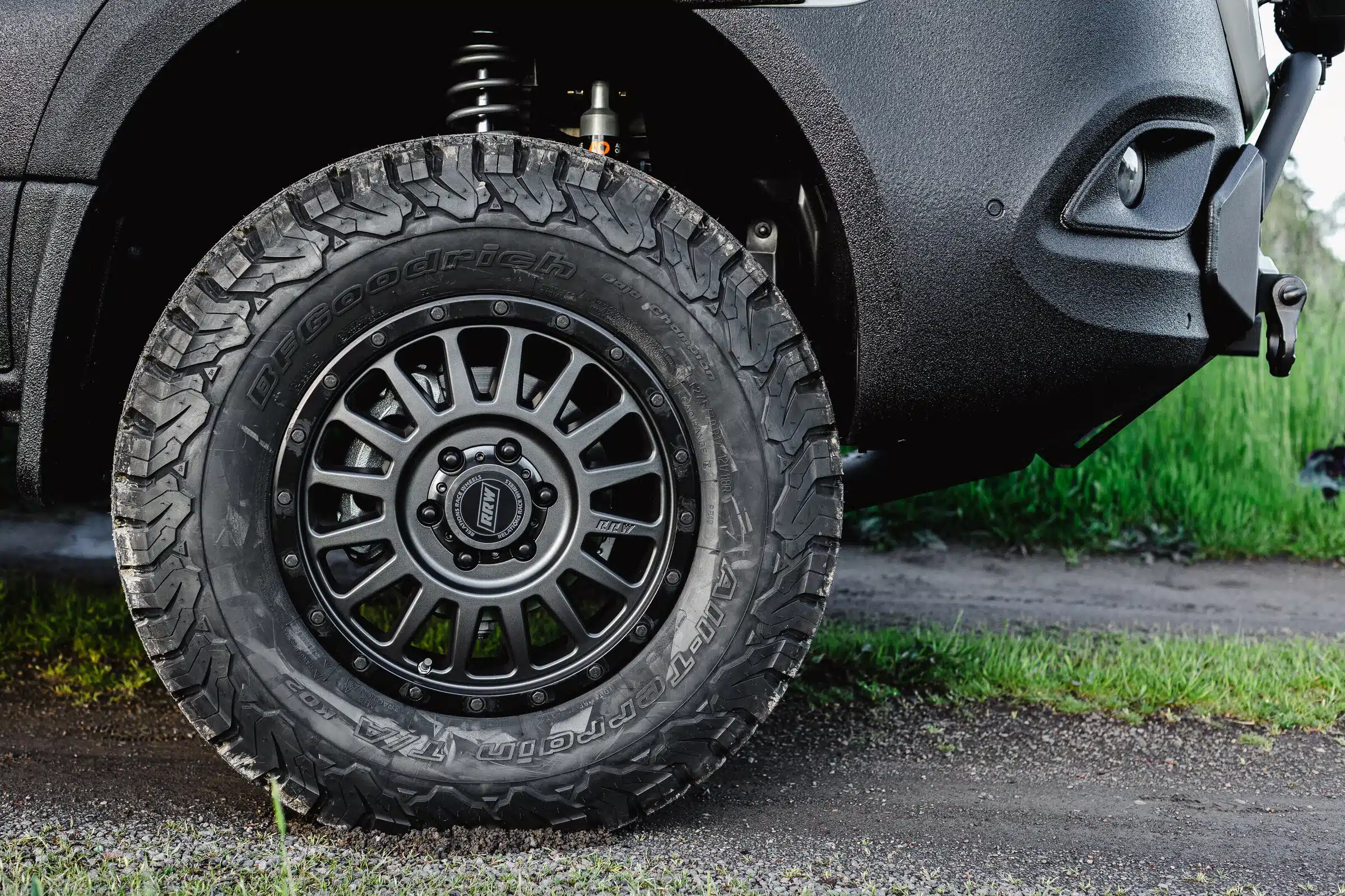 Nahaufnahme eines BFGoodrich All-Terrain-Reifens auf einer Method-Felge an einem Mercedes Sprinter 170 4x4