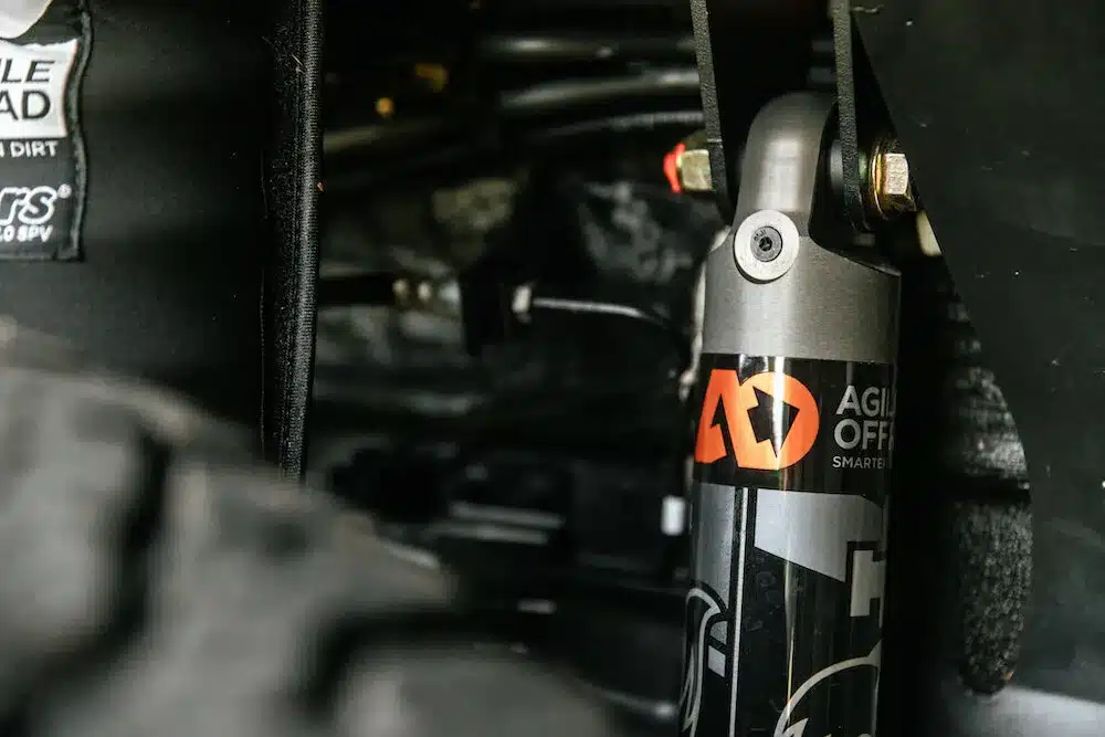 Detailansicht einer Agile Offroad Fahrwerkskomponente im Benchmark Paradise Van auf Mercedes Sprinter Basis