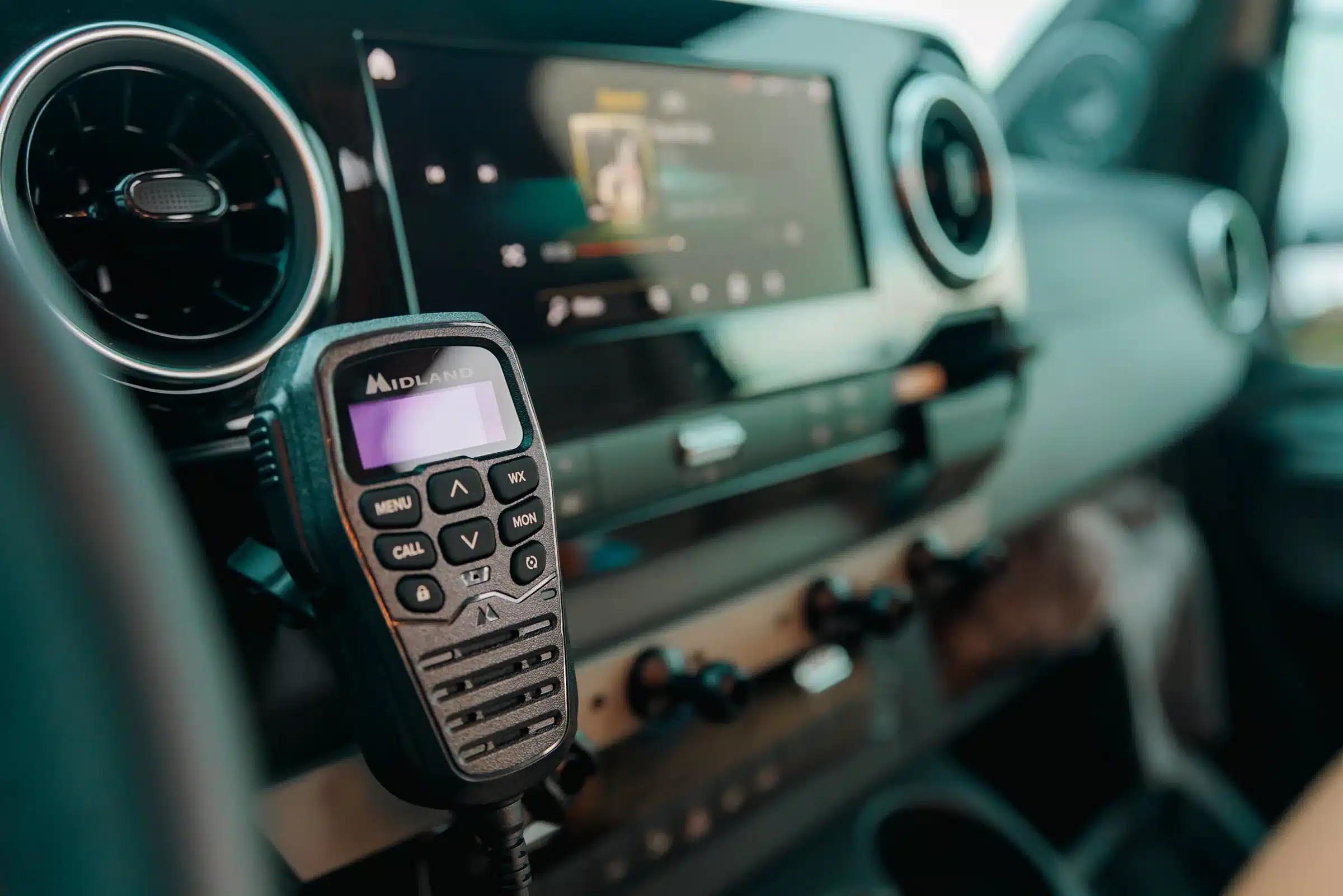 Midland Funkgerät im Cockpit eines Benchmark Revive Sprinter Vans, Nahaufnahme mit Armaturenbrett und Display