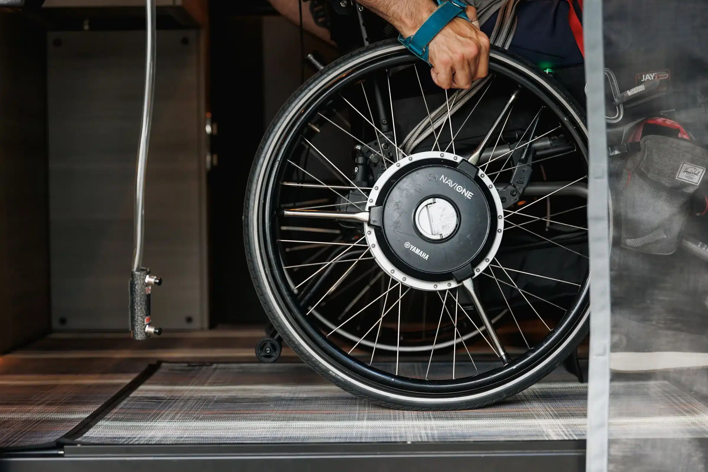 Nahaufnahme eines Rollstuhls im Innenraum eines ausgebauten Adventure-Vans Benchmark Rule 76