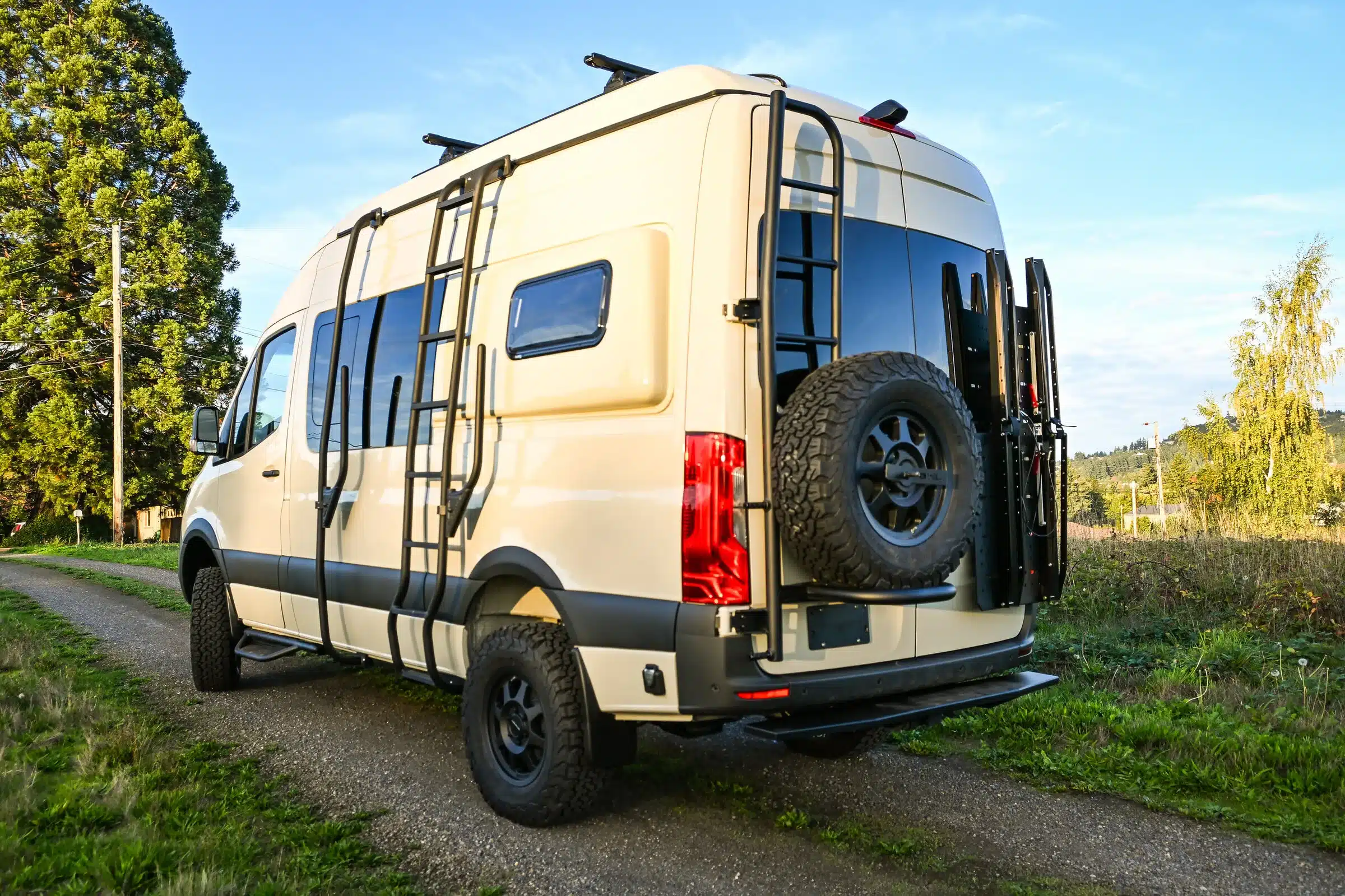 Mercedes Sprinter 144 4x4 Campervan Benchmark The Toy Box mit Offroad-Ausstattung auf einem Feldweg