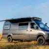 Benchmark Vehicles Codigo Azul Campervan mit Offroad-Ausstattung auf einer Wiese