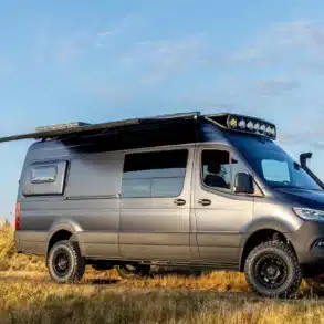 Benchmark Vehicles Codigo Azul Campervan mit Offroad-Ausstattung auf einer Wiese