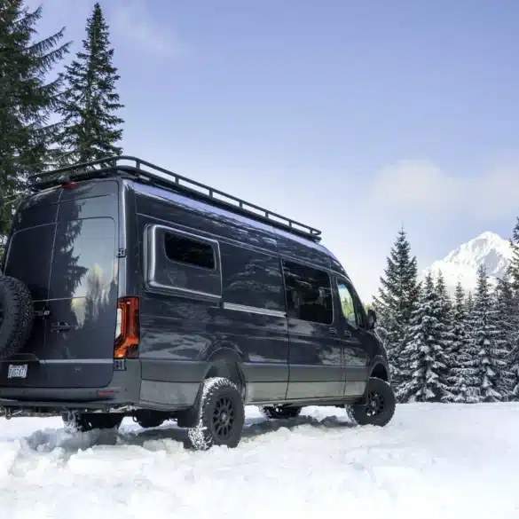 Benchmark Vehicles Lolo Mercedes Sprinter 170 4x4 Campervan steht im verschneiten Wald mit Offroad-Ausstattung