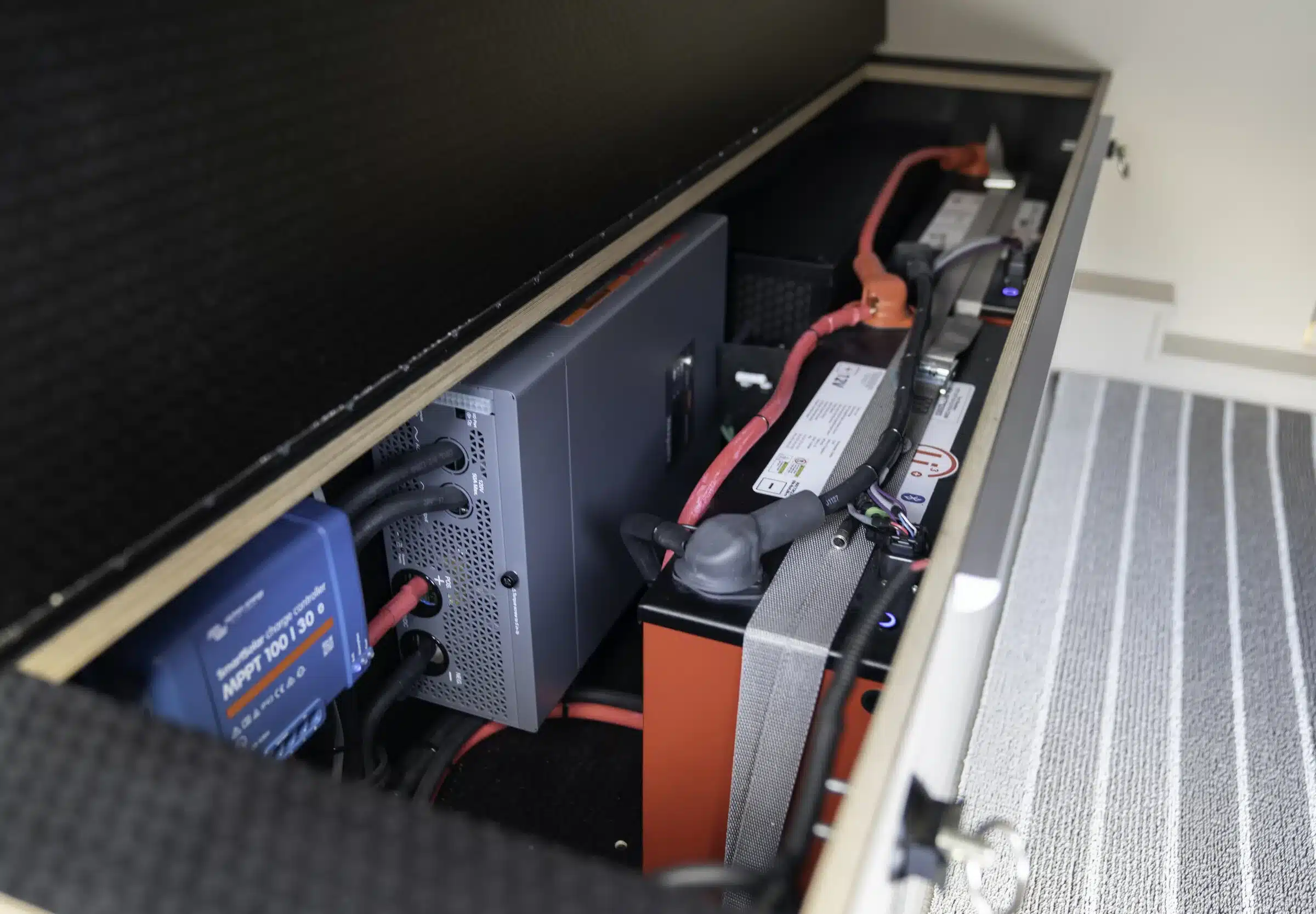 Detailansicht des Lithium-Batteriesystems mit Wechselrichter und Verkabelung im Benchmark Vehicles Lolo Van