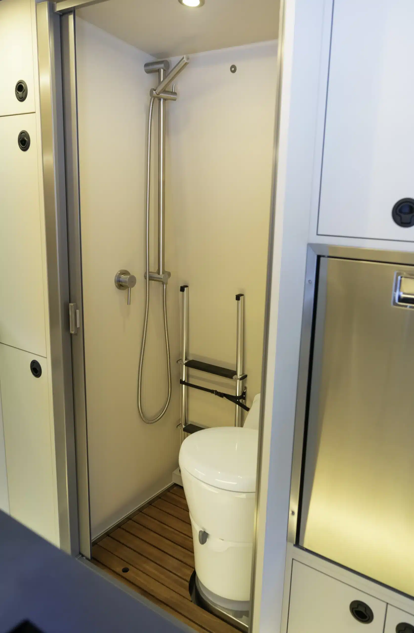 Moderne Duschkabine mit Toilette im ausgebauten Mercedes Sprinter Benchmark Vehicles Lolo
