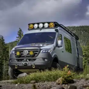 Benchmark Vehicles SIBO Mercedes Sprinter 170 4x4 Campervan mit Offroad-Ausstattung im Wald