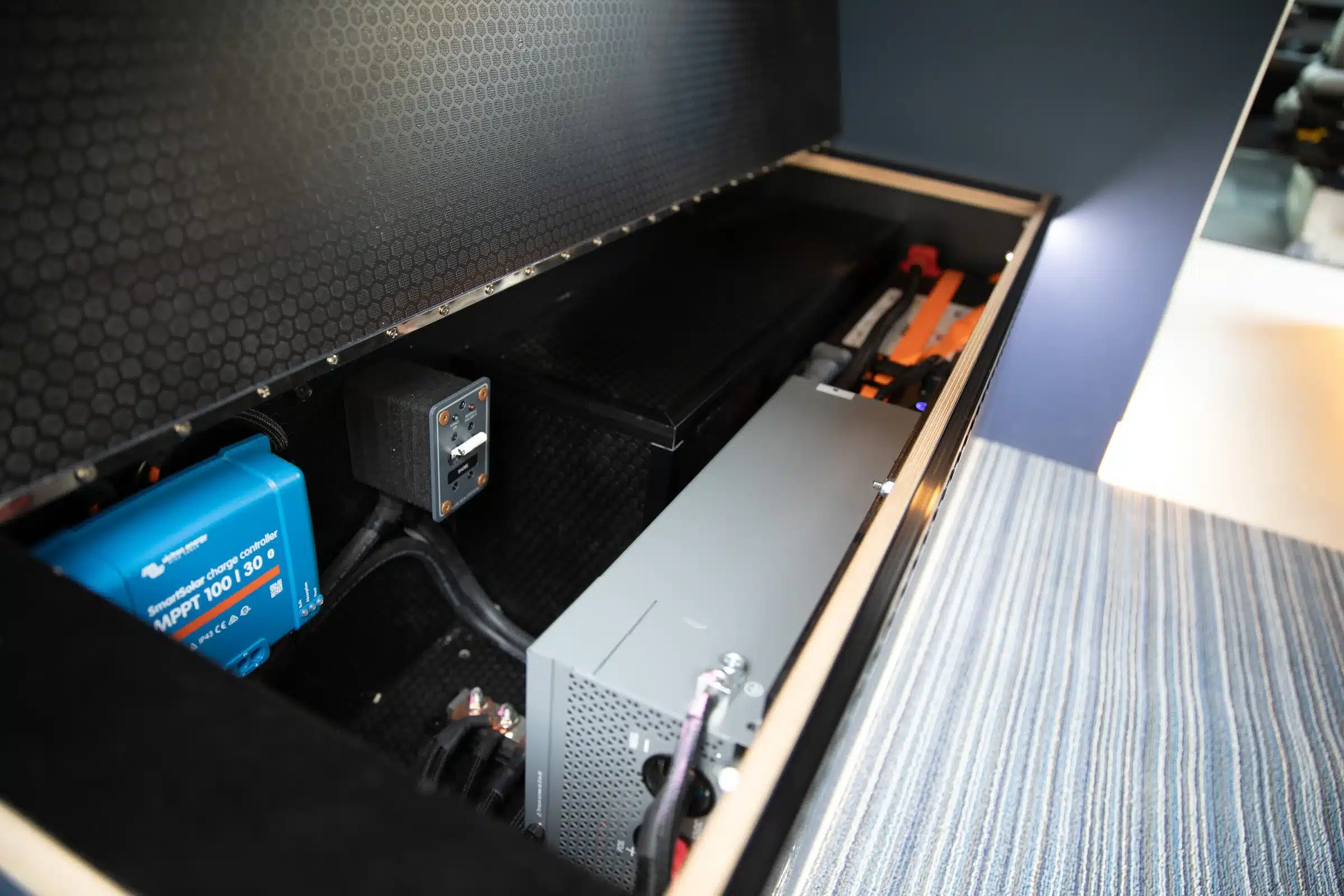 Stromversorgung und Technikmodul im Innenraum eines Benchmark Zodiac Vans