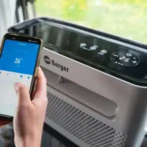 Hand steuert Berger Arktar 5000 Pro Klimaanlage im Campervan per Smartphone-App