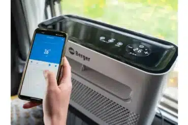 Hand steuert Berger Arktar 5000 Pro Klimaanlage im Campervan per Smartphone-App