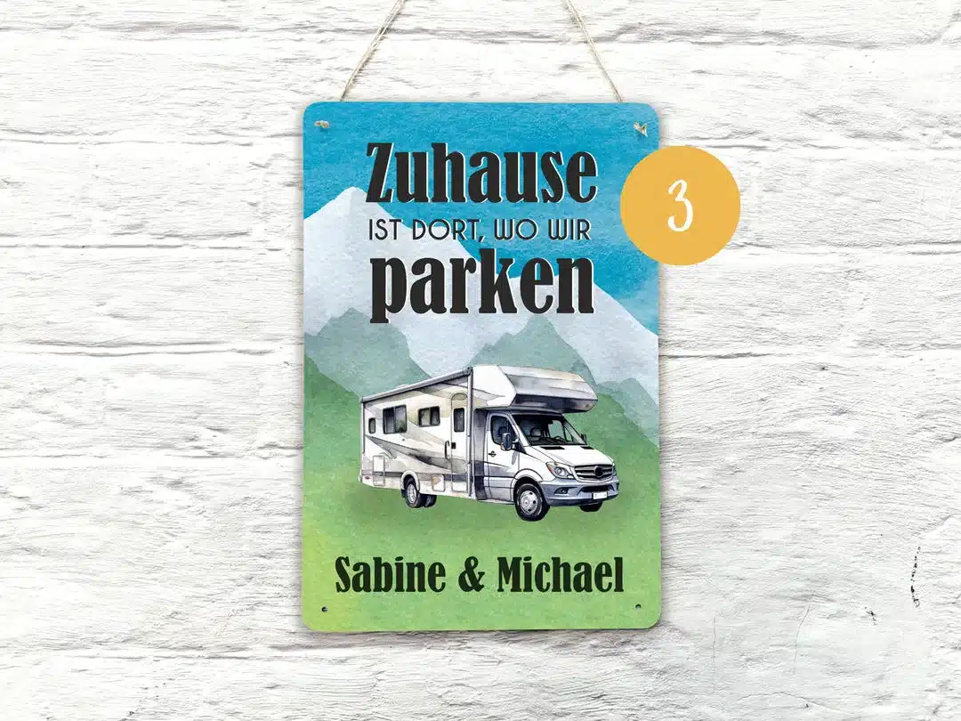 Buntes Blechschild mit Wohnmobil und dem Spruch 'Zuhause ist dort, wo wir parken', personalisiert mit Namen