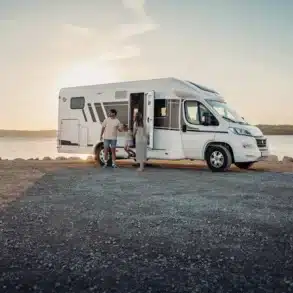 Carado T448 teilintegriertes Wohnmobil mit Familie am Wasser bei Sonnenuntergang