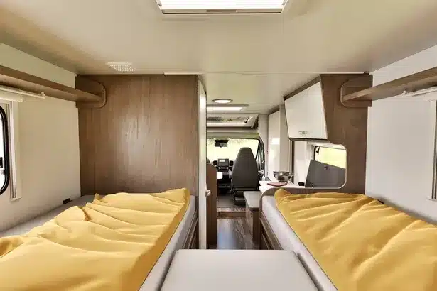 Innenansicht des Carado V347 mit zwei Längseinzelbetten und Blick nach vorn in den Wohnbereich
