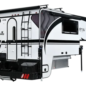 Rückansicht des Cirrus 920 Truck Campers von nuCamp mit Leiter, Markise und modernen Designelementen