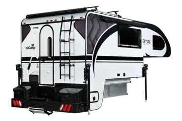 Rückansicht des Cirrus 920 Truck Campers von nuCamp mit Leiter, Markise und modernen Designelementen