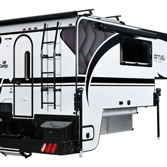 Rückansicht des Cirrus 920 Truck Campers von nuCamp mit Leiter, Markise und modernen Designelementen