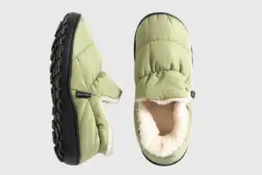 Warme grüne Voited Cloudtouch Slipper mit Innenfutter und robuster schwarzer Sohle von oben und seitlich fotografiert.