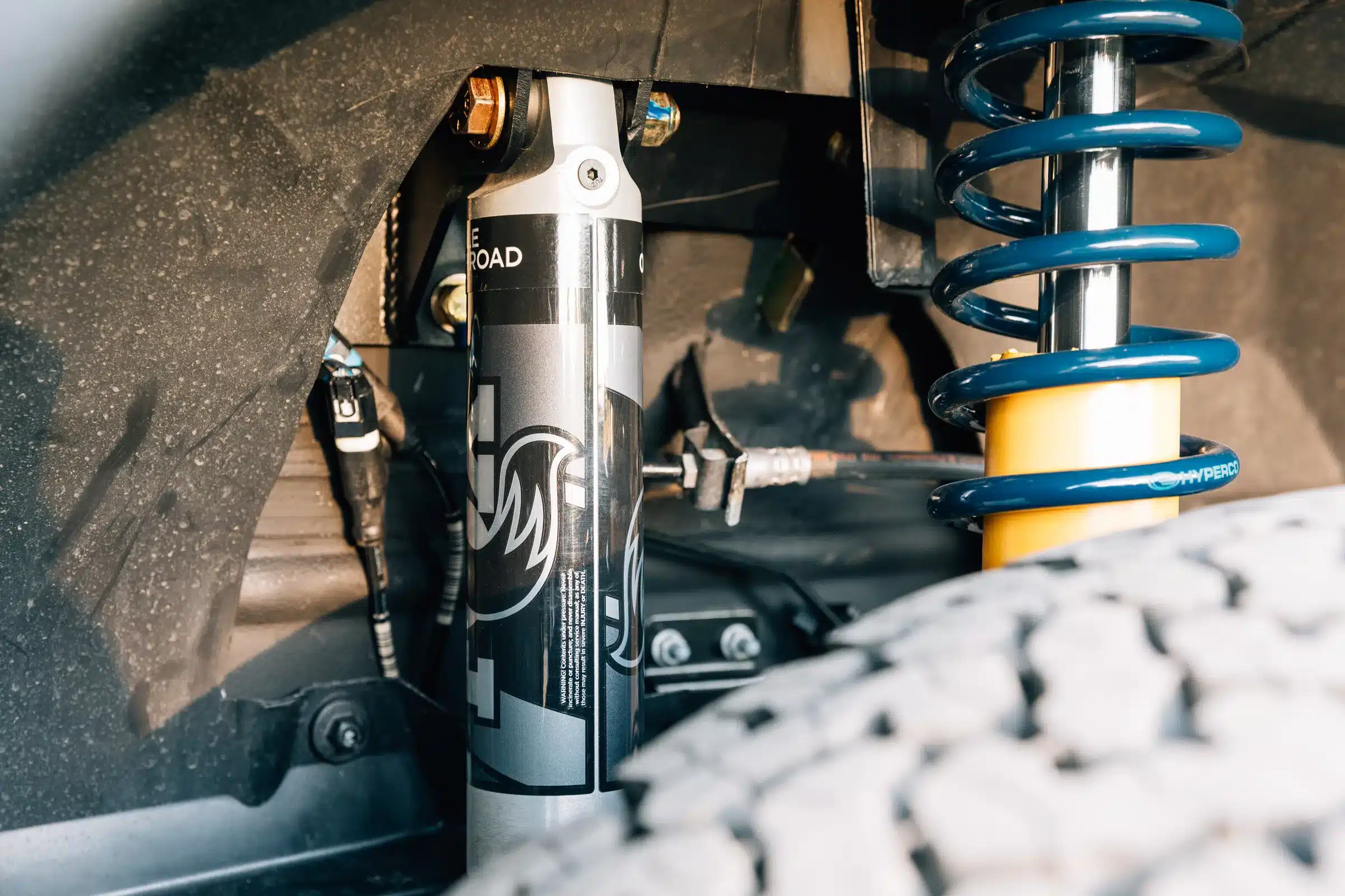 Nahaufnahme eines Stoßdämpfers und einer Feder des Agile Offroad Fahrwerks im Mercedes Sprinter Condor