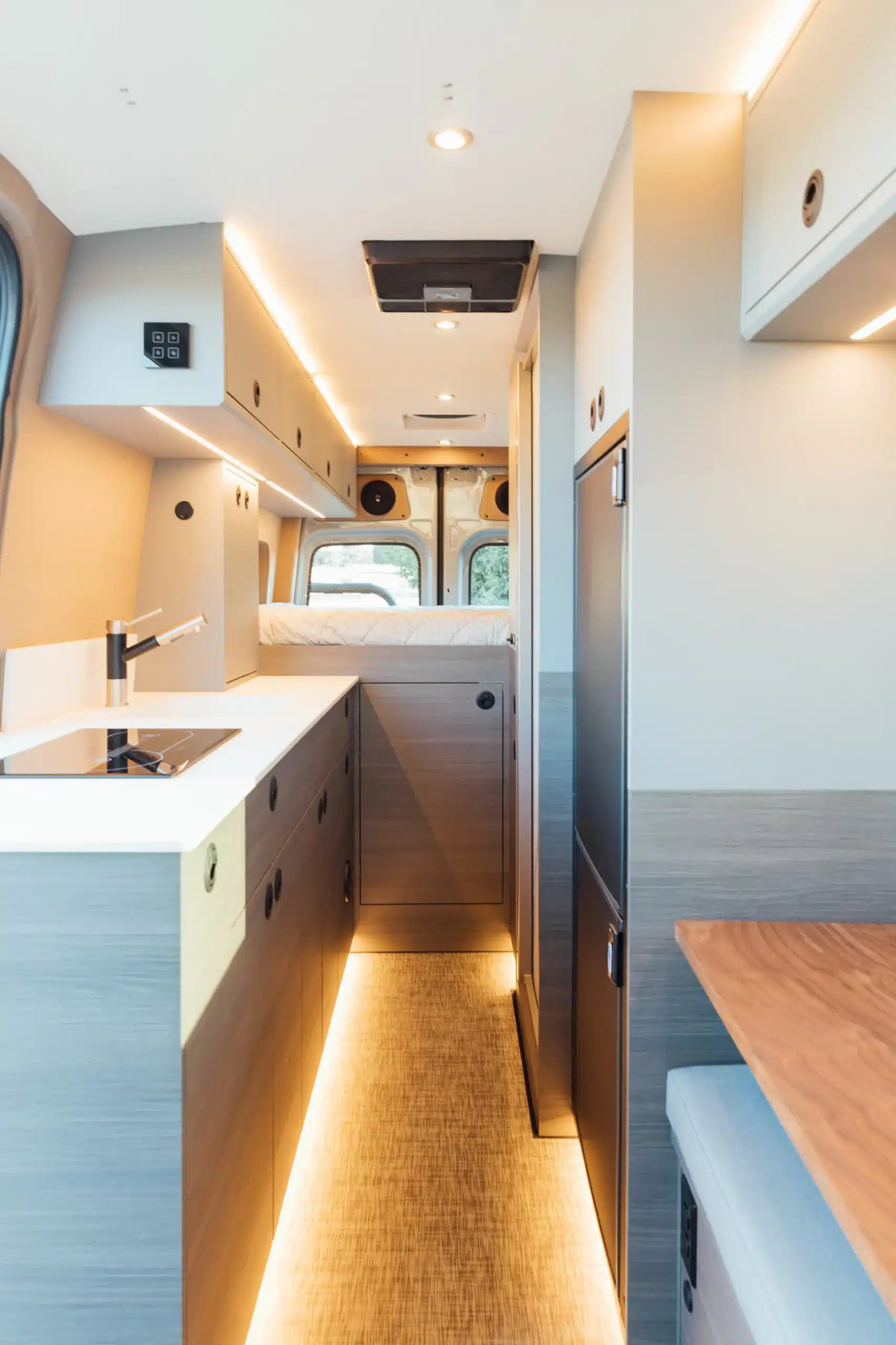 Hochwertiger Innenausbau eines Mercedes Sprinter 170 4x4 Campervans mit Küche, Stauraum und Bett