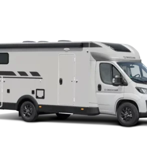 Seitenansicht des Crosscamp EXPDN 7.4 E teilintegrierten Wohnmobils auf Peugeot Boxer Basis