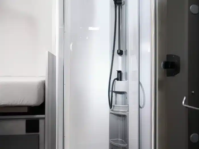 Duschkabine im Wohnmobil Crosscamp EXPDN 7.4 E mit moderner Ausstattung