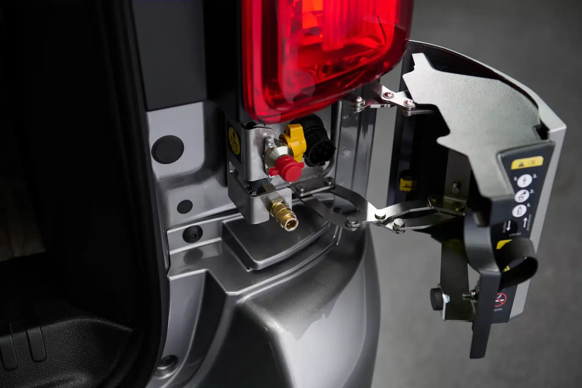 Externer Gasanschluss am Heck eines Crosscamp EXPLR Campers mit Bedienelementen und Anschlussventilen