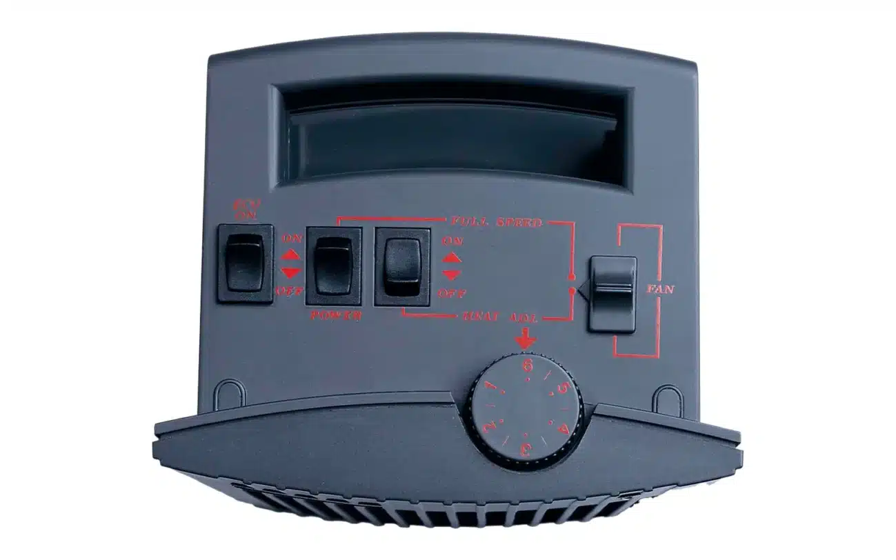 Nahaufnahme des Bedienfelds eines Berger Keramik-Heizlüfters Plus mit Schaltern und Drehregler