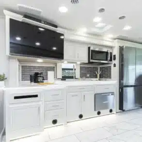 Helle, moderne Küche mit großen Schränken, Spüle, Mikrowelle, Kühlschrank und TV im Berkshire 39A Wohnmobil