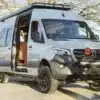 Ocean-Side Campervan auf Mercedes Sprinter 170 mit Offroad-Ausstattung und geöffneter Seitentür
