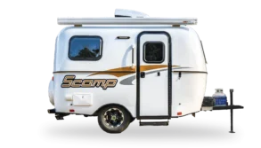 Seitenansicht eines weißen Scamp 13' Trailers mit Markise und Logo, kompakter Wohnwagen für Vanlife