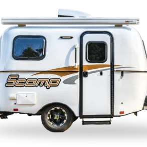 Seitenansicht eines weißen Scamp 13' Trailers mit Markise und Logo, kompakter Wohnwagen für Vanlife