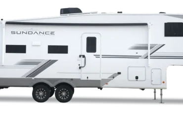 Seitenansicht eines Sundance Fifth Wheel Wohnwagens mit zwei Achsen und moderner Außengestaltung
