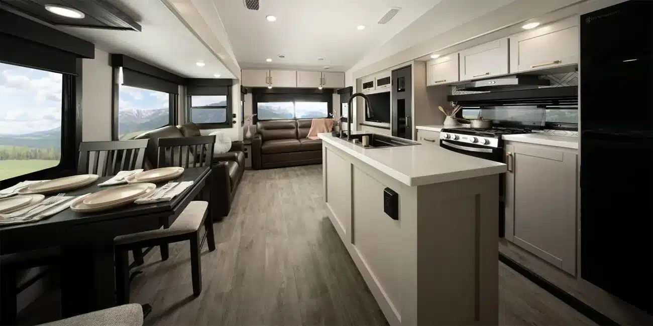 Innenansicht eines Sundance Fifth Wheel Wohnwagens mit moderner Küche, Esstisch und Wohnbereich