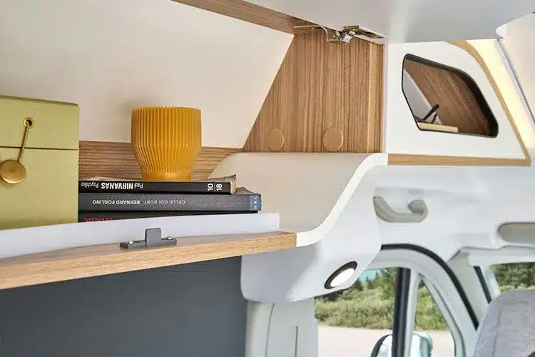 Offenes Überkopf-Staufach mit Büchern, Deko und Ablage im Camper Van V540G