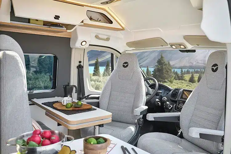 Innenansicht eines V540G Kastenwagens mit Sitzgruppe, Tisch und Panoramablick aus dem Fenster