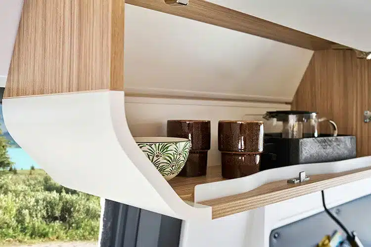 Offener Überkopf-Schrank im V540G Camper Van mit Tassen, Schalen und einer Kaffeekanne