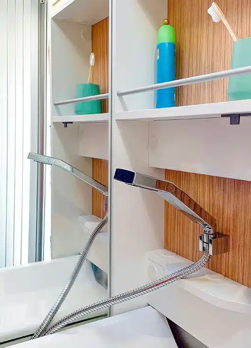 Badezimmer im Kastenwagen V540G mit klappbarem Waschbecken, Spiegel und Ablagen