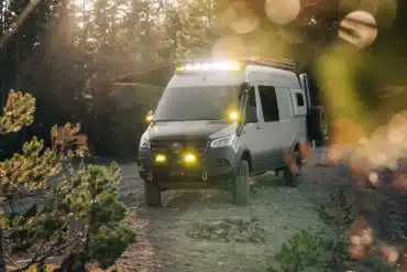 Mercedes Sprinter 170 AWD Campervan mit Offroad-Umbau und Zusatzbeleuchtung im Wald