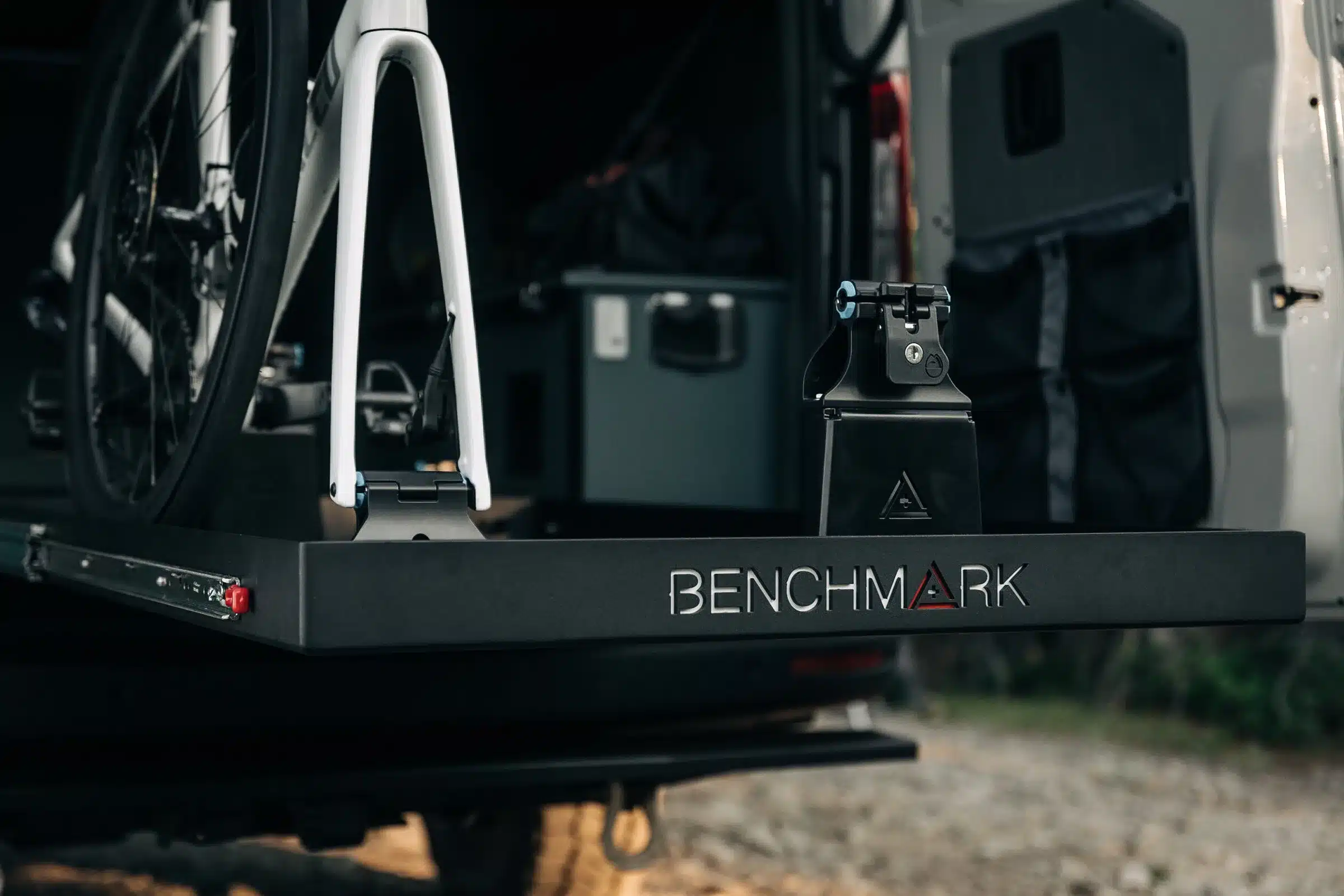 Fahrradträger von Benchmark im Heck eines Mercedes Sprinter Campervans mit montiertem Fahrrad