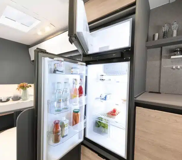 Geöffneter Kühlschrank mit Gefrierfach im Interieur des Dethleffs Beduin Scandinavia Wohnwagens