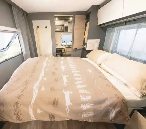 Schlafbereich im Dethleffs Beduin Scandinavia mit großem Bett, Fenster und modernem Interieur