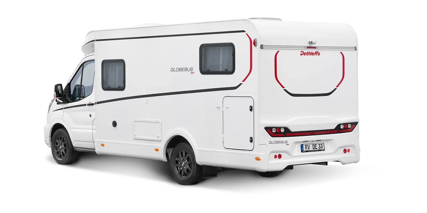 Seiten- und Heckansicht des Dethleffs Globebus Go Active teilintegrierten Wohnmobils mit weißen GFK-Flächen und schwarzen Alufelgen.