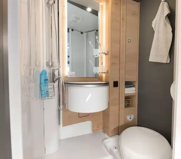 Badezimmer im Dethleffs Globebus Go Active mit Dusche, Waschbecken, Spiegel und Toilette